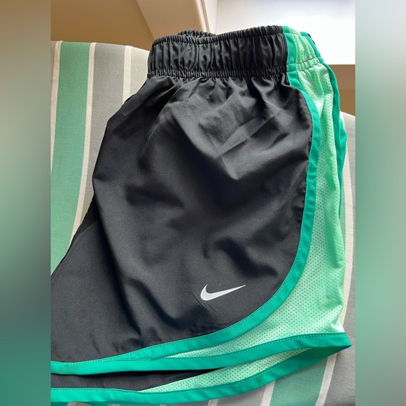 Nike running shorts - Picture 3 of 3